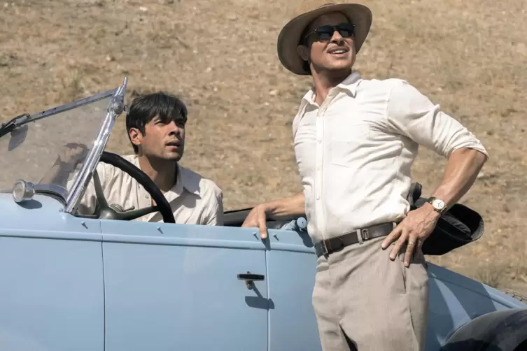 Diego Calva (links) als Manny Torres and Brad Pitt als Jack Conrad in &bdquo;Babylon - Rausch der Ekstase&ldquo;. 