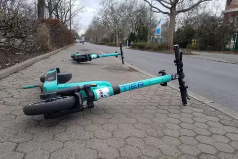 Ärgernis: herumliegende Roller in der Bliesstraße in West. 