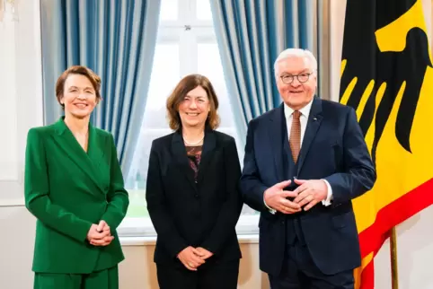 Frank-Walter Steinmeier und seine Frau Elke Büdenbender empfangen Andrea Wantzelius (Mitte) als vorbildliche Ehrenamtlerin. 