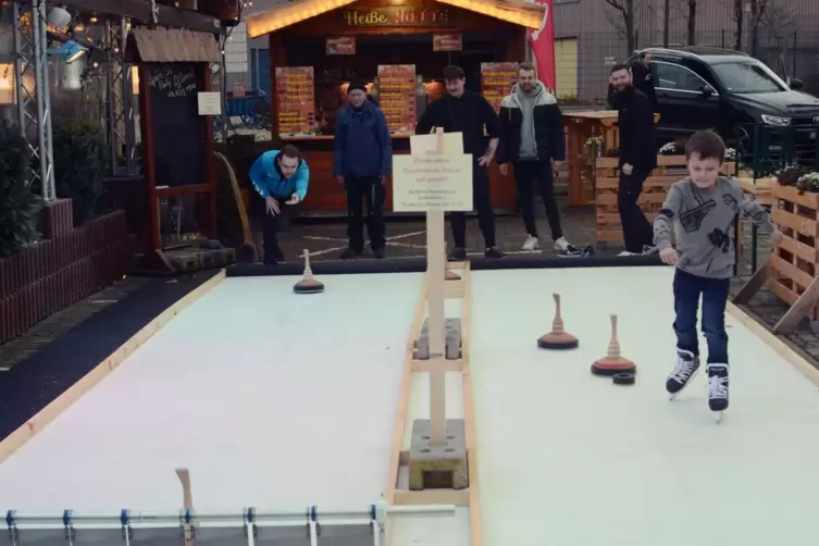  Wintersport im (Fast-) Frühling: Michael Schulz (links) wirft den Eisstock, Leandro Jockers (rechts) test die Bahn mit Schlitts
