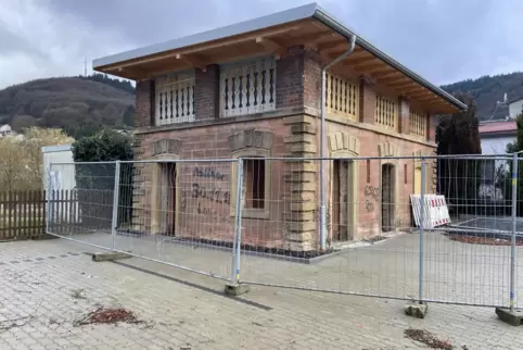 Soll dieses Jahr fertig werden: das historische Häuschen am Bahnhof mit Fahrradabstellmöglichkeit, Toiletten und digitalem Infor