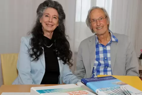 Klaus-Dieter Hellwege mit seiner Frau Areta und einigen der von ihm verfassten Fachbücher.