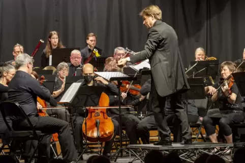 Mit ganz eigener Handschrift: Alexander Mayer und das Sinfonieorchester des Landkreises Kaiserslautern. 