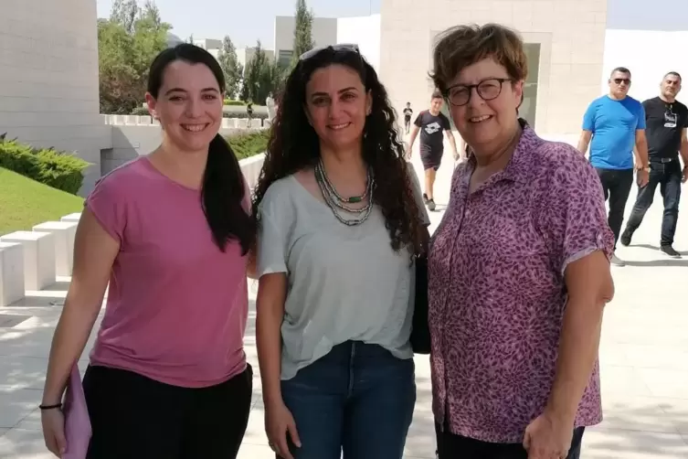 Dienstreise nach Palästina: Sabrina Koob (links) mit einer Kollegin aus Jericho und Bürgermeisterin Monika Kabs (rechts). 