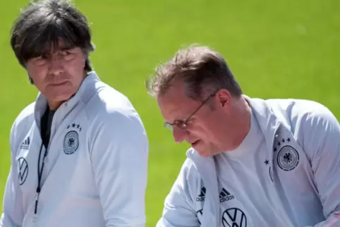 Teamarzt Tim Meyer (rechts) im Juni 2021 mit dem damaligen Bundestrainer Joachim Löw. 