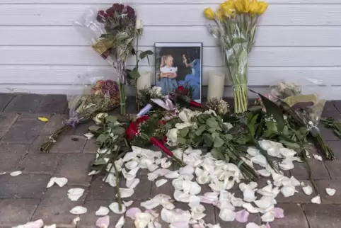 Blumen und Kerzen liegen neben einem Foto von Lisa Marie Presley und ihrem Vater Elvis Presley vor der Graceland Wedding Chapel 