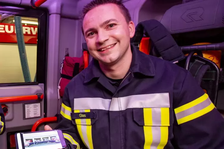 Benedikt Glas ist für die Öffentlichkeitsarbeit der Feuerwehr zuständig. Social Media spielt dabei eine wichtige Rolle. 