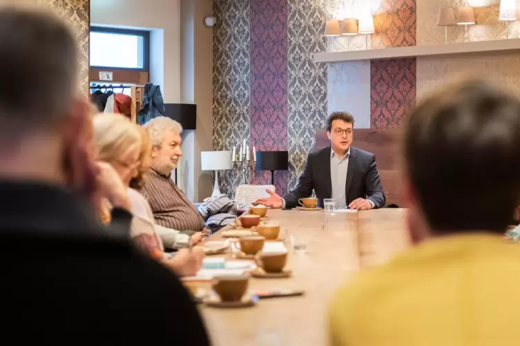 Elias Weinacht im Wahlkampf: Treffen mit Bürgern im Café Elisabeth. 