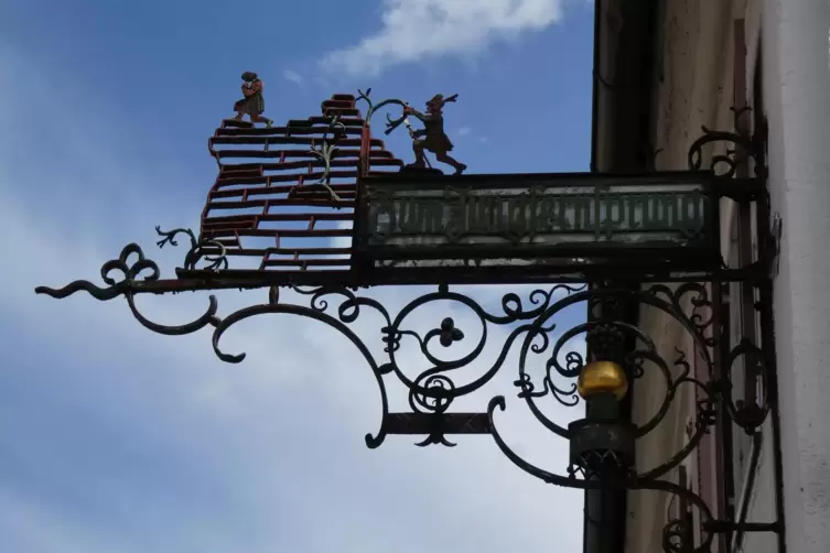 Das alte Schild der Gaststätte Jungfernsprung in Dahn hat die Stadt abmontieren lassen, damit es nicht beschädigt wird. 