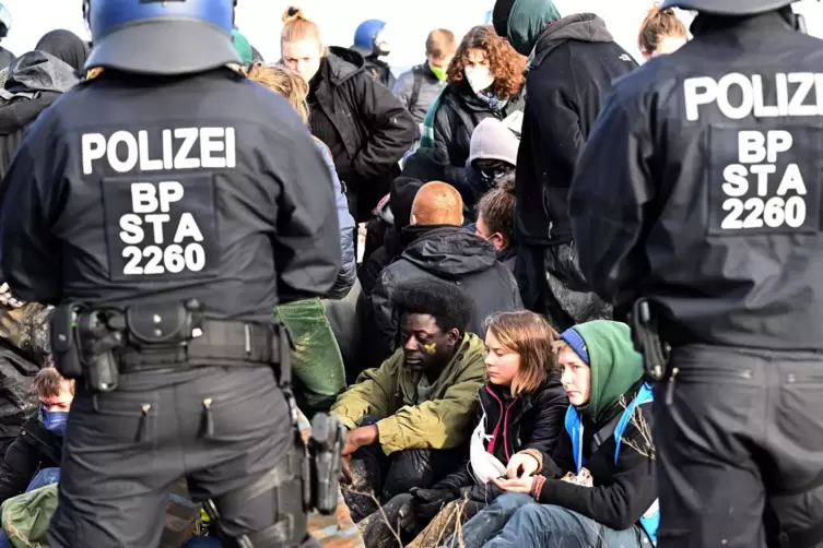 Polizisten haben eine Gruppe von Demonstranten eingekreist, unter anderem auch Greta Thunberg (in der Mitte, unten)