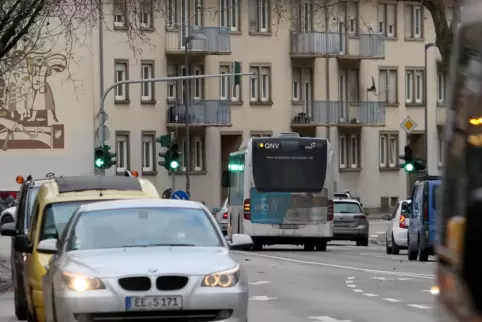 Busse haben in Landau keine eigenen Fahrspuren, sondern müssen sich in den Verkehr einfügen wie jeder andere. Das gilt auch an A