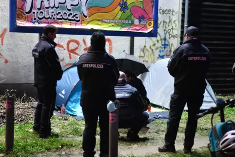 Am Montagmorgen mussten Obdachlose ihre Zelte räumen. Gerade den Zeitpunkt kritisieren Wärmestuben und Politik. Es hake an der Z