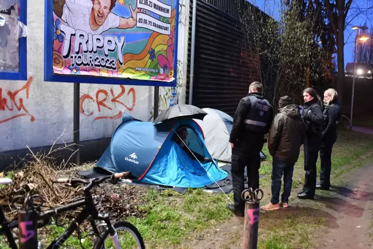 Einer der Obdachlosen wehrte sich, als die Ortspolizei die Zelte r&auml;umen wollte. Sechs Polizeibeamte wurden daraufhin alarmiert. 