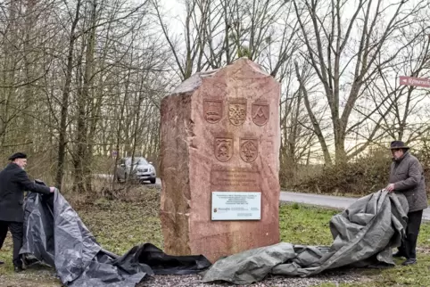 Roland Kuhn vom DLR (links) und Roland Bellaire enthüllen den Stein. 