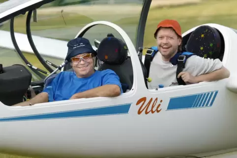 Besonderer Einsatz: Martin Erbacher (rechts) beim Segelflug mit Charly Müller.