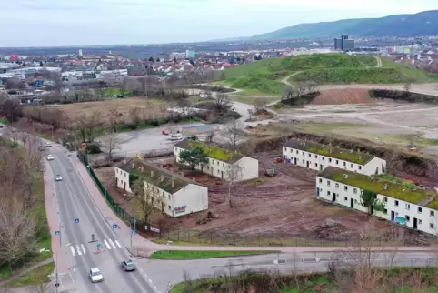 Derzeit hat man einen freien Blick auf die alten Schlichtwohnungen an der Branchweilerhofstraße. 