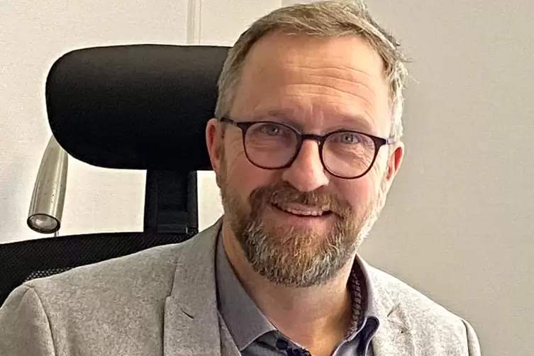 Amtsinhaber Steffen Antweiler will gerne weiterhin im Chefsessel der VG Platz nehmen,