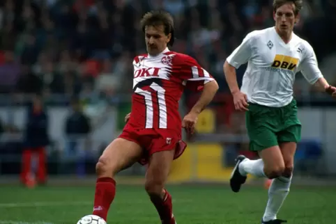 Demir Hotic (FCK) spielt den Ball ab. Saison 1992/1993: SV Werder Bremen - 1. FC Kaiserslautern. 