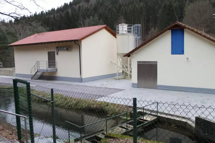 Mit moderner Filtertechnik wird das im Schwarzbachtal geförderte Wasser im Wasserhaus der VG aufbereitet. Wasserwerke, Wasserhau