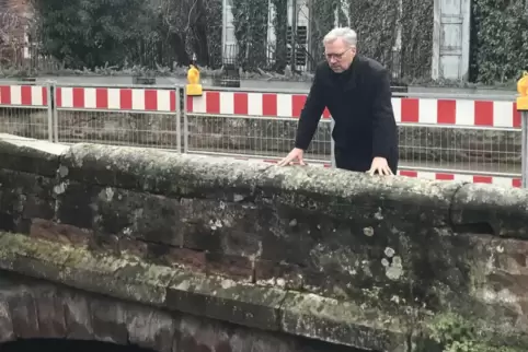 Ortsbürgermeister Bernd Findt an der maroden, derzeit für den Schwerlastverkehr gesperrten Eisbachbrücke. Für die Sanierung im F