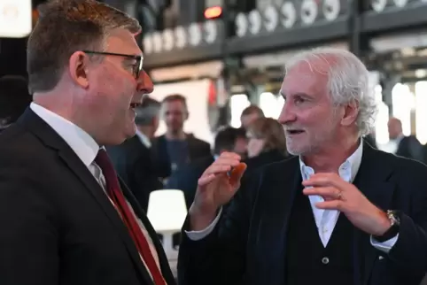 Rudi Völler (rechts) und DFL-Geschäftsführer Axel Hellmann im angeregten Dialog. 
