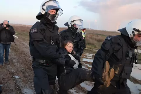 Drei Polizisten tragen Greta Thunberg.
