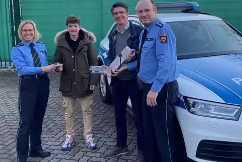 Die Polizisten Katja Weickert und Thomas Bader danken den beiden Helfern aus Gimmeldingen. 