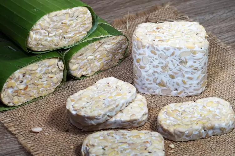 Eiwei&szlig;- und vitaminreich: Tempeh gilt als gesunde Fleischalternative. 
