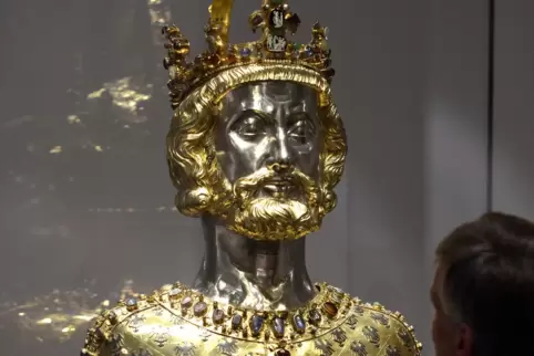 Die Karlsbüste in der Domschatzkammer in Aachen. Nach dem Frankenherrscher hat Bobenheim-Roxheim eine Bürgermedaille benannt. 