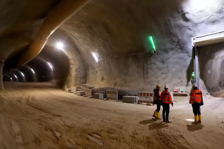 Die Hauptröhre des Tunnels in Bad Bergzabern wirkt monströs. 