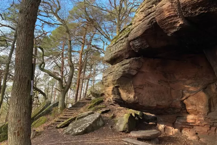 Wird auch gern zum Bouldern genutzt: Heidenfels mit Grotte.