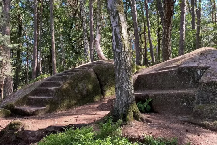 Eine Showtreppe mitten im Wald? Das „Kanapee“ weist vielleicht auf eine spätmittelalterliche Einsiedelei hin. 