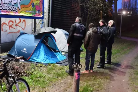 Polizei und Ordnungsamt räumten die Zelte von Obdachlosen – trotz Sturm. Dafür gab es viel Kritik. 