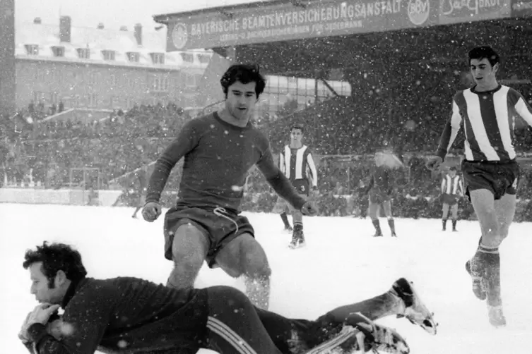 Voller Einsatz im Schnee: Wolfgang Schnarr rettet im Januar 1970 im Spiel beim FC Bayern vor Gerd Müller; rechts Fritz Fuchs.