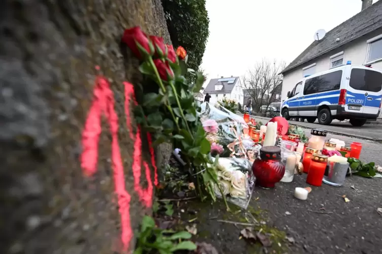 Kerzen und Blumen stehen am Tatort in Illerkirchberg. Ein Mann hatte hier mehrfach mit einem Messer auf ein Mädchen eingestochen