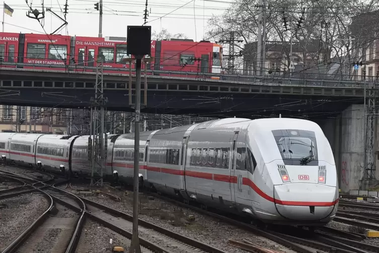 Normalerweise fährt stündlich ein ICE von Mannheim nach Hamburg. Ab 13. Februar werden die Züge an Mannheim vorbei geleitet. 