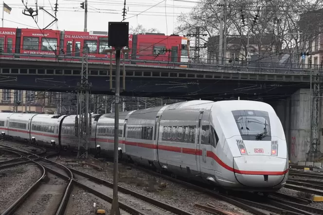 Normalerweise fährt stündlich ein ICE von Mannheim nach Hamburg. Ab 13. Februar werden die Züge an Mannheim vorbei geleitet.