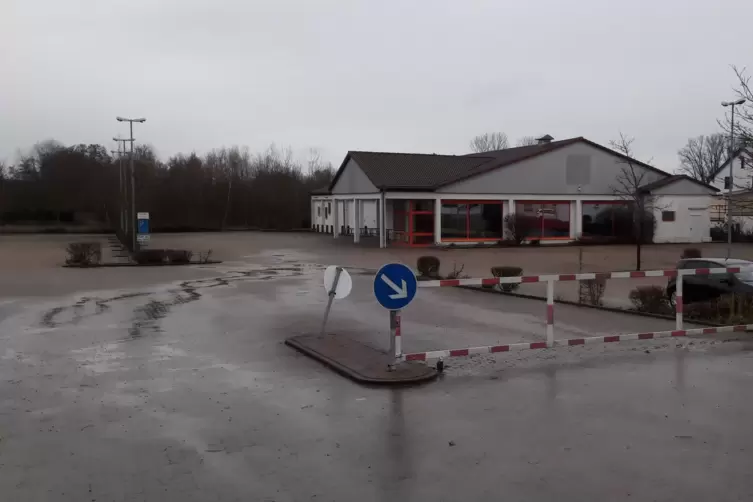Der alte Penny-Markt am Ortsausgang in Richtung Knittelsheim ist l&auml;ngst zu. Nach fr&uuml;heren Informationen sollen hier Wohnh&auml;user g