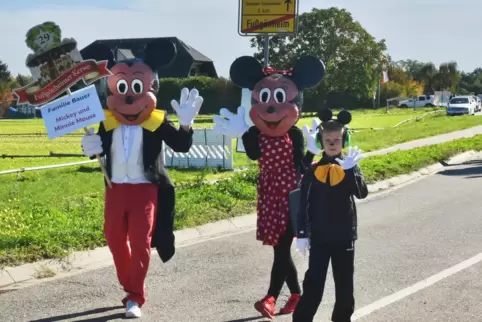 Prominenter Besuch: Beim Kerweumzug in Fußgönheim im vergangenen Jahr ließen sich auch die Disney-Stars Mickey und Minnie nicht 