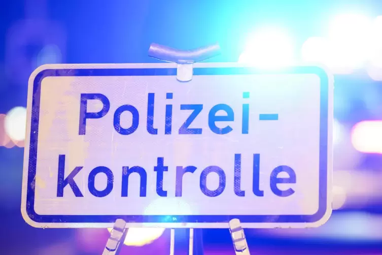 Genau hingeschaut: Am frühen Mittwochabend hat die Polizei in Speyer zig Fahrzeuge kontrolliert. 