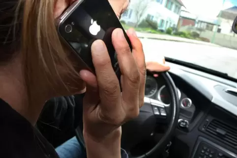 Ein Bußgeld erwartet Autofahrer, die ohne Freisprechanlage telefonieren (Symbolfoto). 