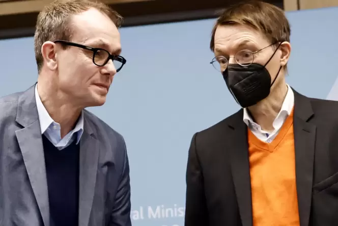Sie wollen die Krankenhausversorgung und ihre finanzielle Basis reformieren: Kommissionsleiter Tom Bschor (links) und Gesundheit Sie wollen die Krankenhausversorgung und ihre finanzielle Basis reformieren: Kommissionsleiter Tom Bschor (links) und Gesundheit