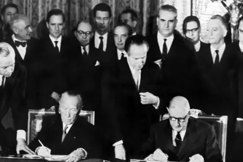 Historischer Moment: Bundeskanzler Konrad Adenauer (links) und Staatspräsident Charles de Gaulle setzen ihre Unterschriften unte