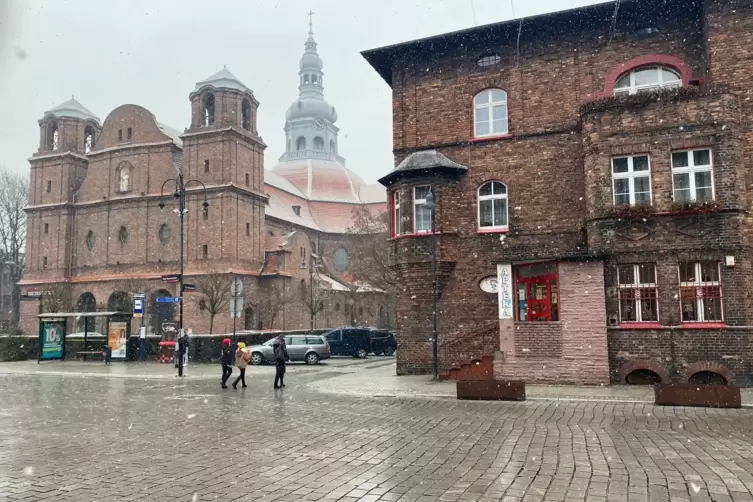 Vor der Kirche Sankt Anna.