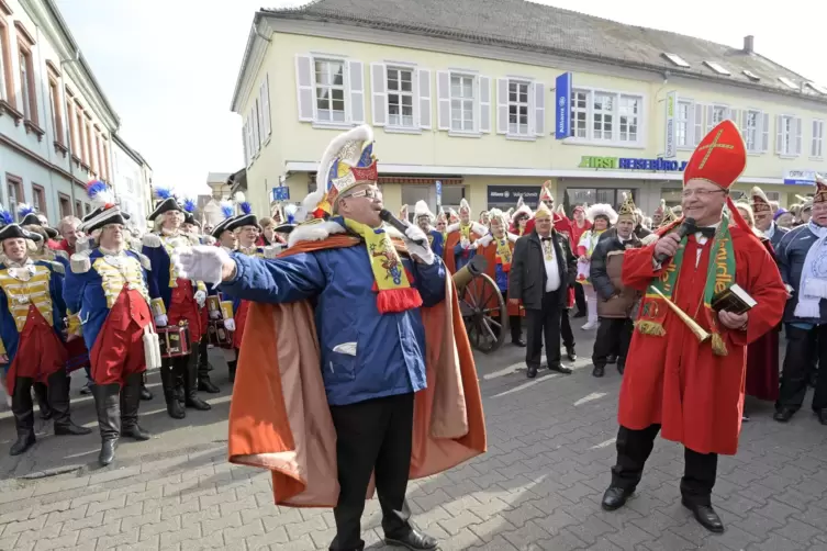 Karlheinz Elsenbast (links) bei der der Baruerreierst&uuml;rmung in Oggersheim. 