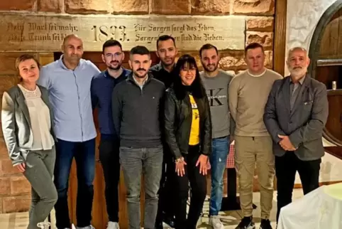 Karl Schlimmer (rechts) mit den Geehrten (von links) Lena Hof, Ahmad Fahda, Alperen Yavuz, Yunus Erkök, Ersan Ucal, Gabriela Mau