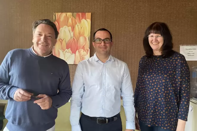 Hausarzt Johannes Blank (links) und Ortsbürgermeisterin Karin Wänke freuen sich, dass der Mediziner Nikola Bakracheski künftig i Hausarzt Johannes Blank (links) und Ortsbürgermeisterin Karin Wänke freuen sich, dass der Mediziner Nikola Bakracheski künftig i