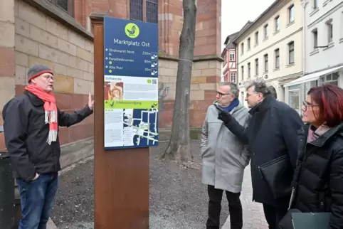 Erläutert das System: Thorsten Hellinger (links) von City Concepts mit (von rechts) Staatssekretärin Petra Dick-Walther, Michael
