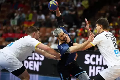 Die deutschen Handballer nahmen die Argentinier wrkungsvoll in die Zange - hier buchstäblich. Johannes Golla (links) und Julian 