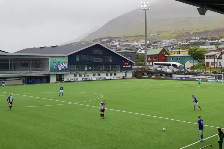 Fu&szlig;ball in der Idylle: Eine Partie im Juni 2022 in Klaksv&iacute;k auf den F&auml;r&ouml;er Inseln, den &bdquo;Schafsinseln&ldquo;. 